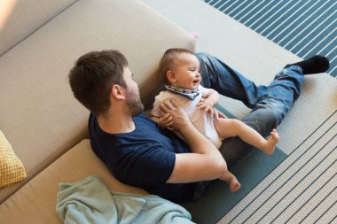 bebekle oynarken babası