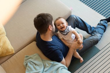 bebekle oynarken babası