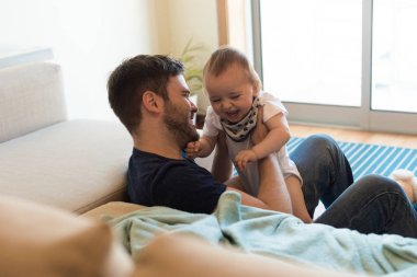 bebekle oynarken babası