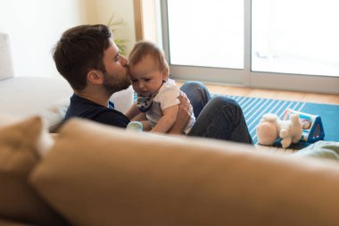 bebekle oynarken babası