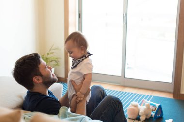 bebekle oynarken babası