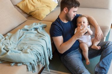 Baba bebeği besliyor