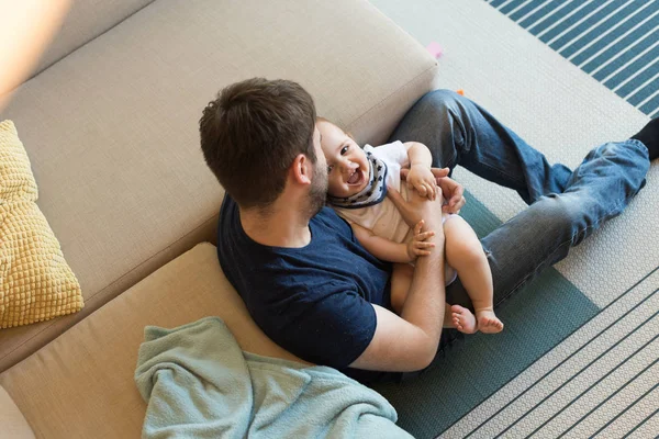 Padre jugando con el bebé — Foto de Stock