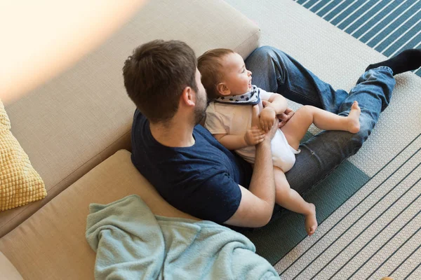 Père jouant avec bébé — Photo