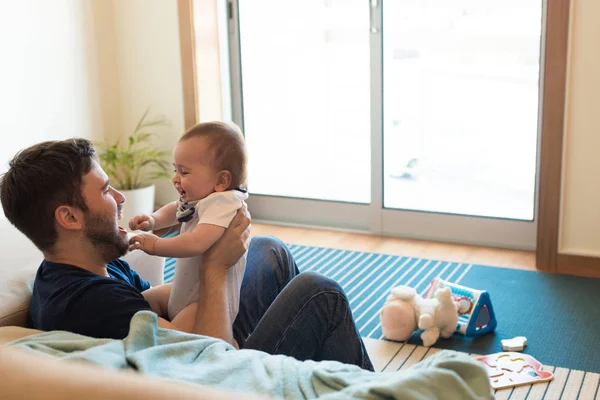 Padre jugando con el bebé — Foto de Stock