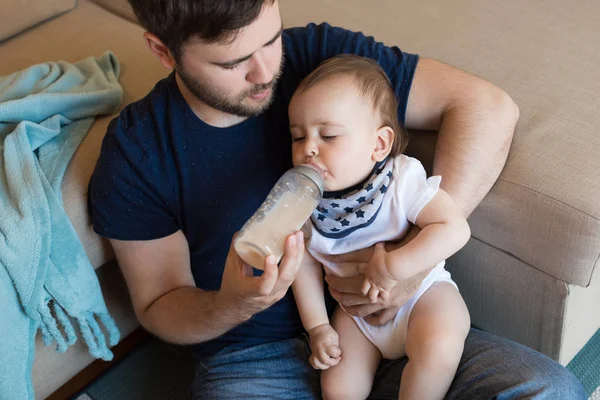 Otec krmí dítě — Stock fotografie