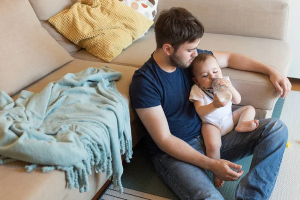 Vader voeden baby — Stockfoto