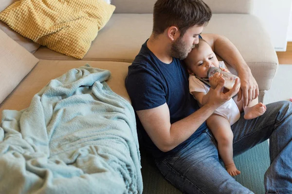 Father feeding baby — Stock Photo, Image