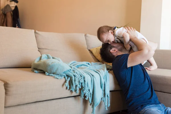 Padre jugando con el bebé —  Fotos de Stock