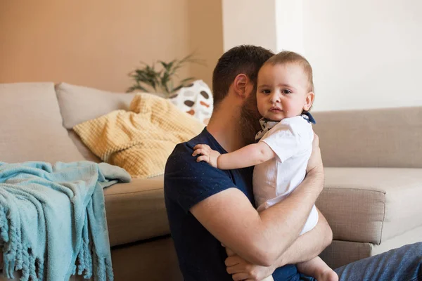 Père réconfortant pleurant bébé — Photo