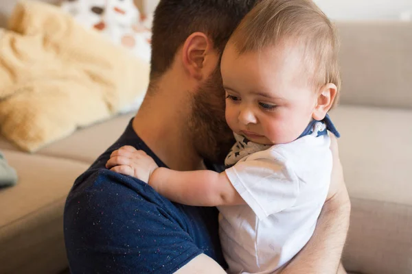 Father comforting crying baby — Stock Photo, Image