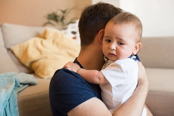 Vader geruststellend huilende baby — Stockfoto