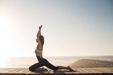 Uygun kadının sahilde günbatımı