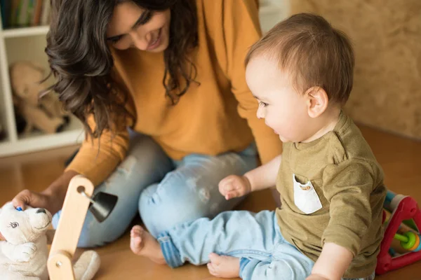 Mãe brincando com seu bebê — Fotografia de Stock