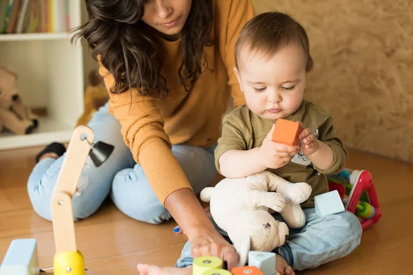 Mutter spielt mit ihrem Baby — Stockfoto