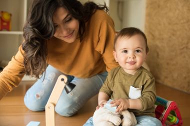 Anne bebeğiyle oynuyor.