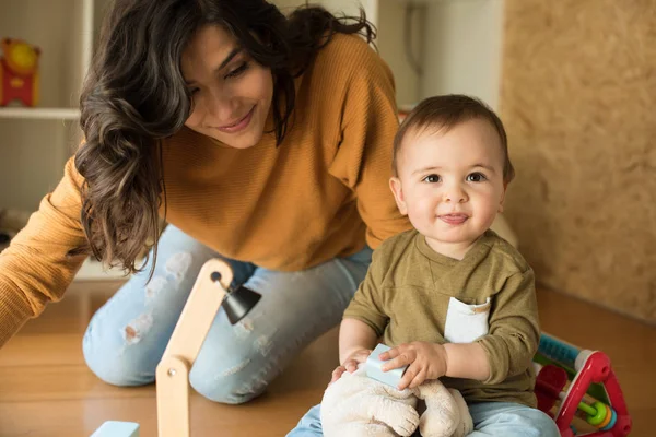 Anne bebeğiyle oynuyor.