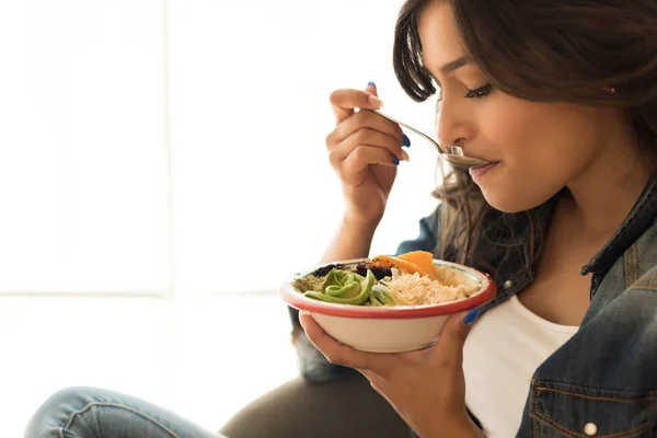 Mulher comendo uma tigela saudável de superalimentos — Fotografia de Stock