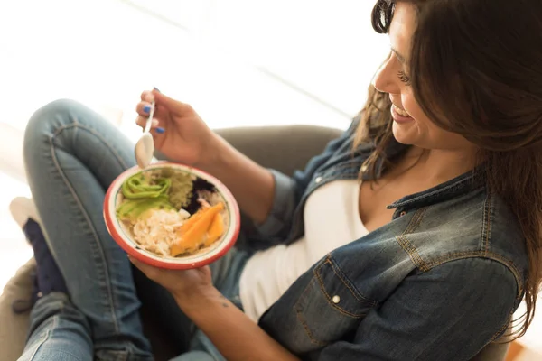 Mulher comendo uma tigela saudável de superalimentos — Fotografia de Stock