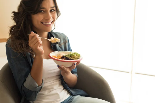 Femme mangeant un bol sain de superaliments — Photo