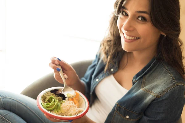 Mujer comiendo un tazón saludable de superalimentos —  Fotos de Stock
