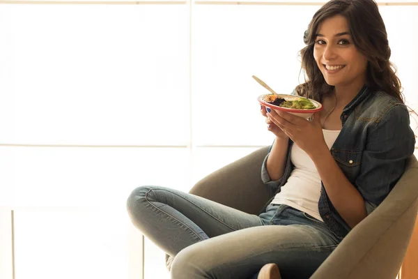 Mulher comendo uma tigela saudável de superalimentos — Fotografia de Stock