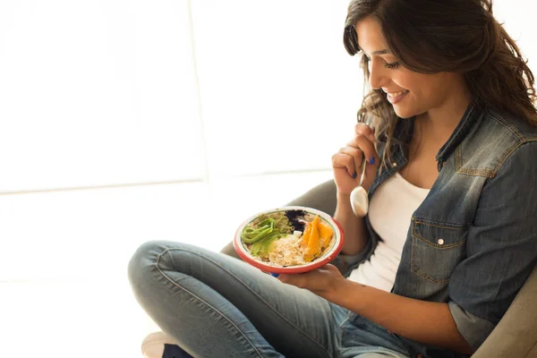 Superfoods의 건강 한 그릇을 먹는 여자 — 스톡 사진