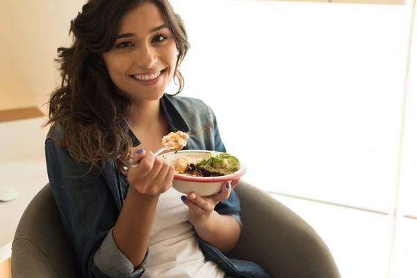 Žena jíst zdravé mísa superpotraviny — Stock fotografie
