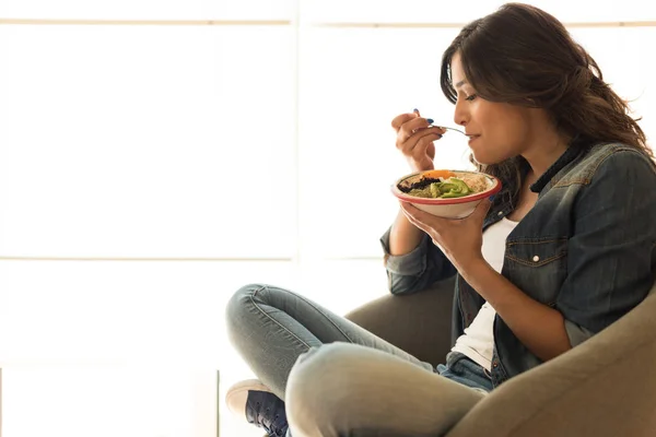 Женщина ест здоровую миску супердухов — стоковое фото