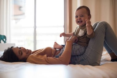 Anne küçük bebeği ile vakit