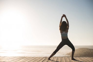 Sahilde Pilates yapıyor kadın