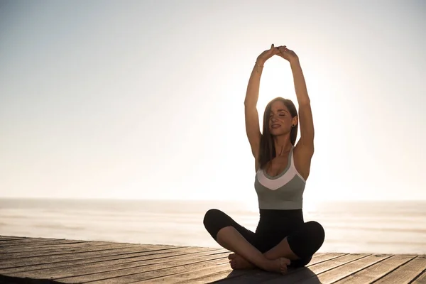 Women doing pilates on the beach — Stock Photo, Image