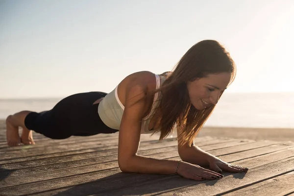 Ženy dělají pilates na pláži — Stock fotografie