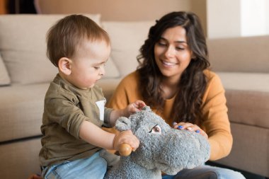 Sallanan at ile oynayan bebek