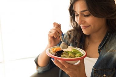 Bir vegan kase yemek kadın