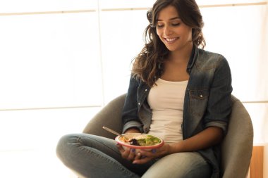 Bir vegan kase yemek kadın