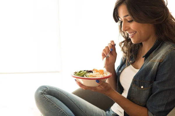 Mulher comendo uma tigela vegan — Fotografia de Stock