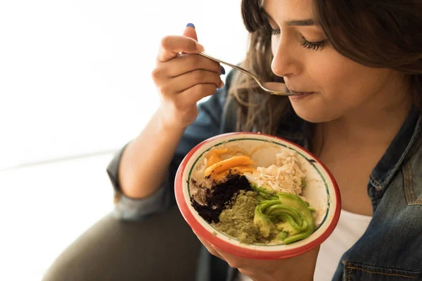 Žena jí misku Veganská — Stock fotografie