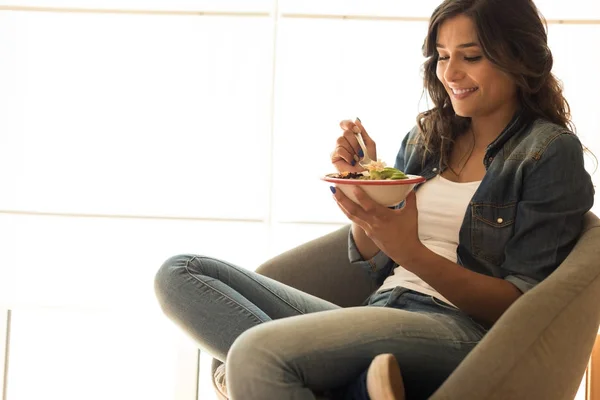 Mulher comendo uma tigela vegan — Fotografia de Stock