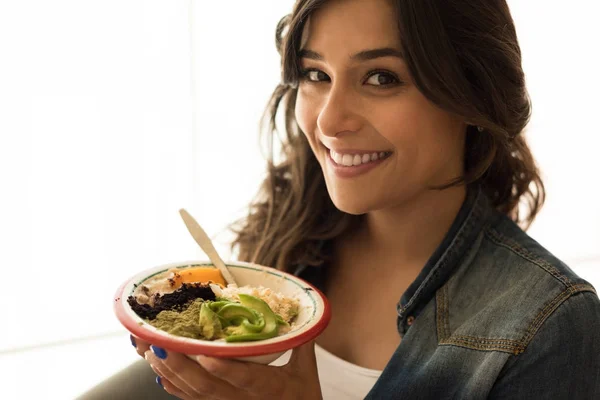 Mulher comendo uma tigela vegan — Fotografia de Stock