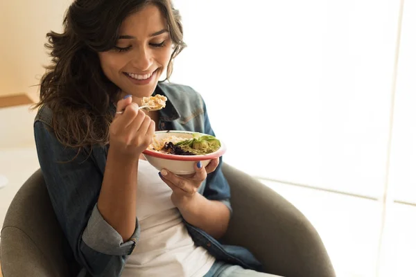 Kobieta jedzenie miska wegańskie — Zdjęcie stockowe