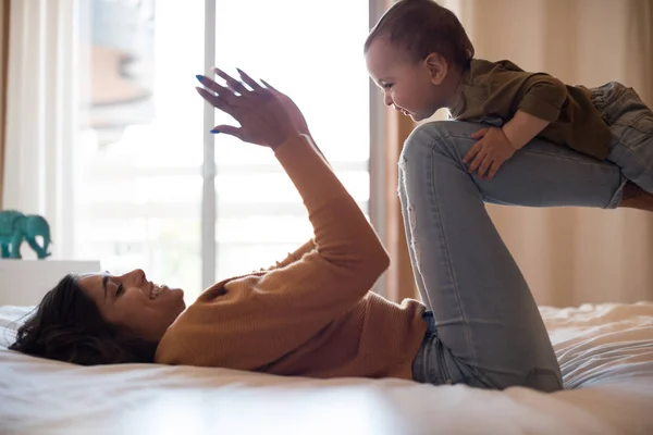 Madre jugando con su bebé en casa — Foto de Stock