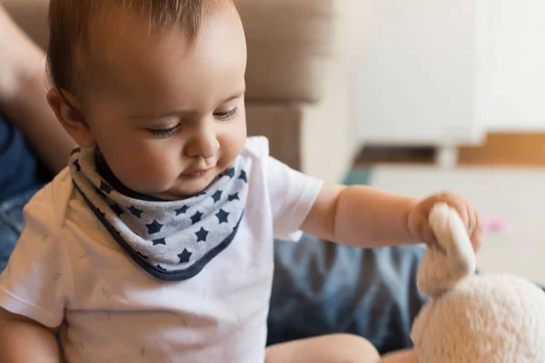 Père jouant avec bébé — Photo