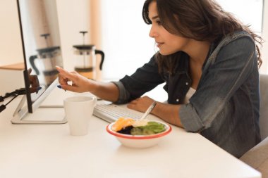 Kahvaltı yapıyor kadın