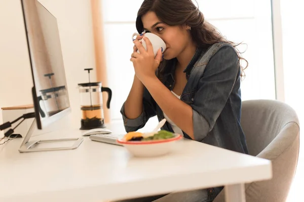 Frau frühstückt — Stockfoto