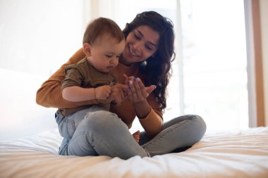 Anne evde bebeğiyle oynuyor.