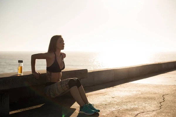 Fit woman doing exercices on summer sunset — Stock Photo, Image