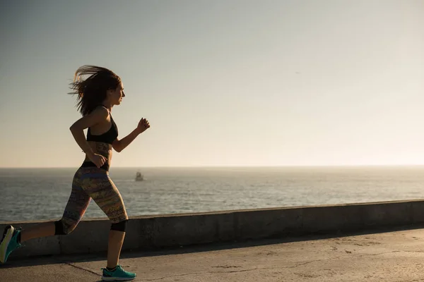 Fit woman doing exercices on summer sunset — Stock Photo, Image