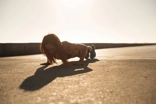 Fit femme faire des exercices sur le coucher du soleil d'été — Photo