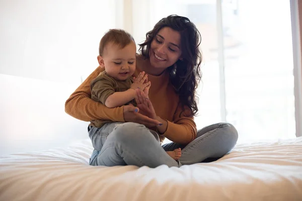 Madre jugando con su bebé en casa — Foto de Stock